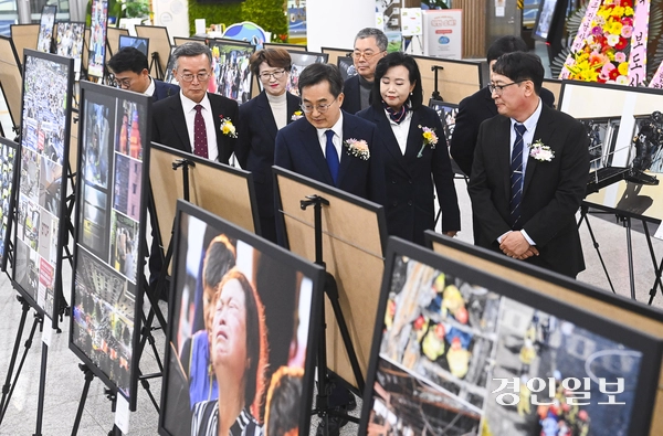 한국사진기자협회 경기지회 주최로 13일 오후 수원시 경기도청에서 열린 ‘2024 경기지역 보도사진전’에서 김동연 경기도지사, 정윤경 경기도의회 부의장, 임태희 경기도교육감 등 내빈들이 임열수 지회장과 함께 사진을 둘러보고 있다. 2024.12.13 /이지훈기자 jhlee@kyeongin.com