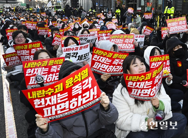 국회가 윤석열 대통령 탄핵소추안을 가결한 이튿날인 15일 오후 서울 중구 서울시청역 인근에서 열린 촛불행동 집회에 참가한 시민들이 헌법재판소의 윤석열 대통령 파면을 촉구하며 구호를 외치고 있다. 2024.12.15 /이지훈기자 jhlee@kyeongin.com