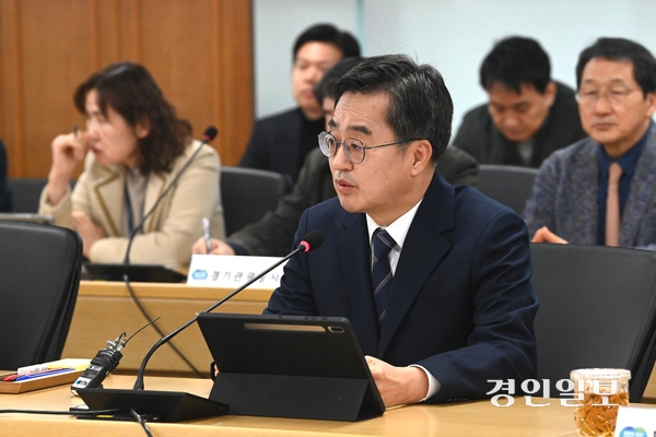 16일 오전 경기도청 율곡홀에서 경기도-공공기관 민생안정 긴급간부회의가 진행되고 있다. 2024.12.16 /최은성기자 ces7198@kyeongin.com