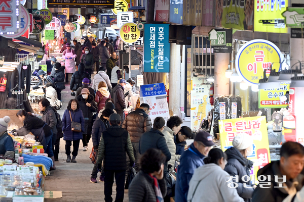 인천시와 공공기관, 민간단체 들 이 인천지역 상품을 우선구매 등 을 추진하며 침체된 지역 내수 부양에 나선 가운데 16일 인천시 미추홀구 신기시장에서 시민들이 장을 보고 있다. 2024.12.16 /김용국기자yong@kyeongin.com