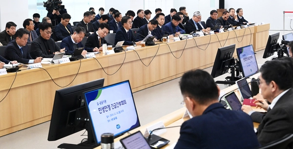 16일 오전 경기도청 율곡홀에서 열린 경기도-공공기관 민생안정 긴급간부회의에서 김동연 경기도지사가 발언하고 있다. 2024.12.16 /최은성기자 ces7198@kyeongin.com