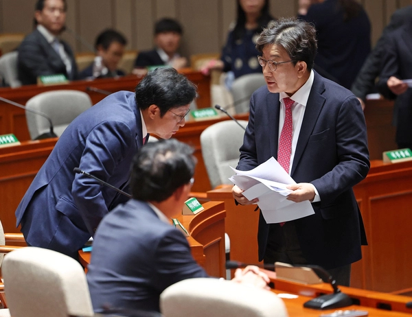 국민의힘 권성동 원내대표가 16일 국회에서 열린 의원총회에 참석해 박형수 원내수석부대표와 대화하고 있다. 2024.12.16 /연합뉴스
