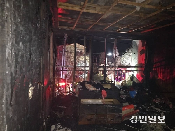 16일 오전 0시1분께 양평군 용문면 한 4층짜리 빌라 2층에서 불이 났다. 2024.12.16 /경기도소방재난본부 제공