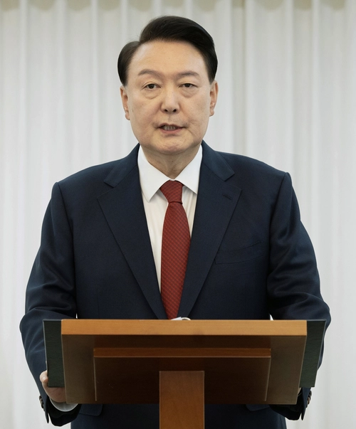 윤석열 대통령이 본인의 탄핵소추안이 국회에서 가결된 14일 서울 한남동 관저에서 대국민 담화를 하고 있다. 2024.12.14 /연합뉴스