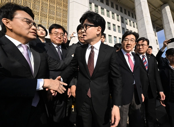16일 서울 여의도 국회에서 당 대표 사퇴 기자회견을 한 국민의힘 한동훈 대표가 국회를 나서고 있다. 2024.12.16 /연합뉴스