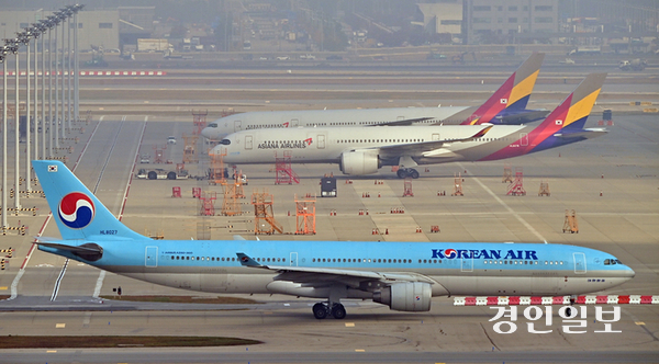 사진은 인천국제공항 주기장에 있는 대한항공과 아시아나항공 항공기. /경인일보DB