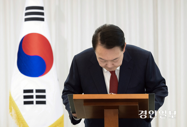 윤석열 대통령이 본인의 탄핵소추안이 국회에서 가결된 14일 서울 한남동 관저에서 가진 대국민 담화 중 인사하고 있다. 2024.12.14 /연합뉴스