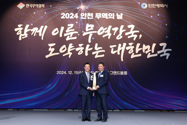 정종택(오른쪽) 카네비모빌리티 대표이사가 지난 11일 인천 무역의 날 기념식에서 5천만불 수출의 탑을 수상하고 하병필 인천시 행정부시장과 기념촬영을 하고 있다. 2024.12.11 /카네비모빌리티 제공