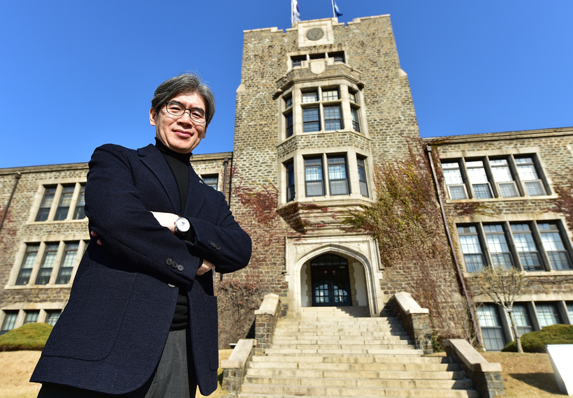 정재호 연세대학교 양자사업단 단장은 “인천 송도 연세대 국제캠퍼스에 설치된 IBM 퀀텀 시스템 원은 우리나라 양자컴퓨팅 분야를 글로벌 기준으로 도약시켜 줄 수 있는 ‘게임 체인저’가 될 것”이라고 강조하며 “연세대 양자컴퓨터가 우리나라 양자 산업 발전에 토대가 될 수 있도록 하겠다”고 밝혔다. /조재현기자 jhc@kyeongin.com