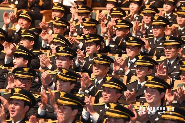 17일 오전 수원시 경기아트센터 대극장에서 ‘제78기 경기도 신임 소방공무원 임용식’이 진행되고 있다. 2024.12.17 /최은성기자 ces7198@kyeongin.com