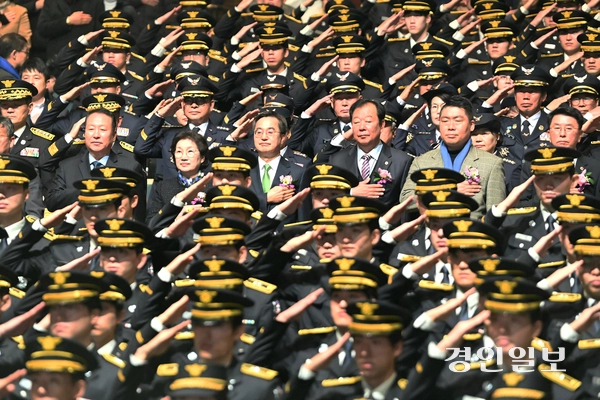 17일 오전 수원시 경기아트센터 대극장에서 ‘제78기 경기도 신임 소방공무원 임용식’이 진행되고 있다. 2024.12.17 /최은성기자 ces7198@kyeongin.com