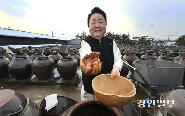 2일 오전 안성시 일죽면 서일농원에서 서분례 명인이 장을 관리하고 있다. 2024.12.2 /최은성기자 ces7198@kyeongin.com