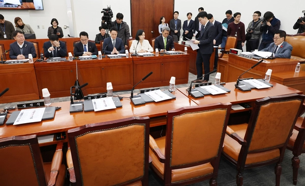 18일 오전 국회에서 더불어민주당 등 야당 주도로 개최된 헌법재판관 인사청문특별위원회가 교체된 박지원 위원장 주재로 열리고 있다. 국민의힘은 국회 몫 헌법재판관 3명을 한덕수 대통령 권한대행 국무총리가 임명할 수 없다며 회의에 불참했다. 2024.12.18 /연합뉴스