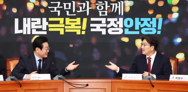 더불어민주당 이재명 대표가 18일 오후 국회에서 예방한 국민의힘 권성동 원내대표(오른쪽)에게 먼저 발언할 것을 권하고 있다. 2024.12.18 /연합뉴스