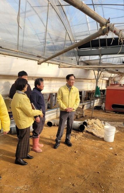 정장선 평택시장이 지난 17일 오후 폭설 피해를 입은 농가를 방문, 피해 현황을 살펴보고 있다. 이날 정 시장은 “신속한 복구, 빠른 영농 귀환이 이뤄질 수 있도록 하겠다”며 농민들을 위로했다. 2024.12.17 /평택시 제공