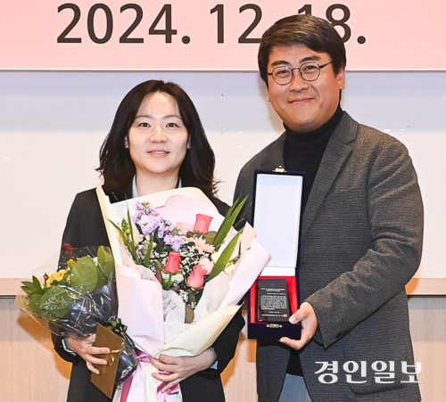 인천경기기자협회 올해의 기자상을 수상한 백효은(왼쪽) 기자가 황성규 인천경기기자협회장과 기념촬영 하고 있다. 2024.12.18 /이지훈기자 jhlee@kyeongin.com