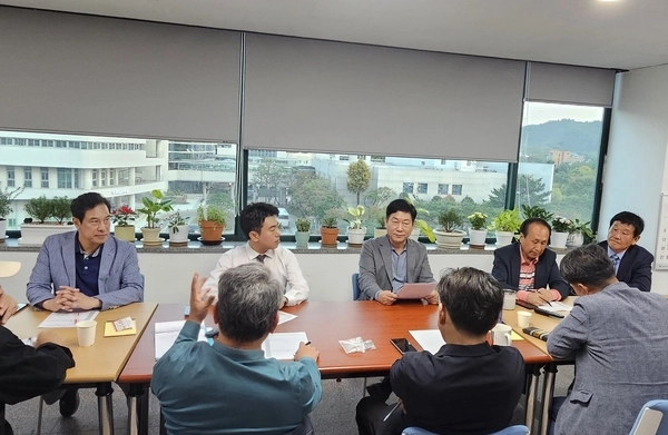 지난 16일 경기도 행정심판위원회의 한국전력이 낸 동서울변전소 증설 불허 처분 청구를 인용하자 더불어민주당 동서울변전소 증설 반대 특별위원회가 다음날 긴급 회의를 열어 이현재 시장의 책임론을 거론하고 있다. /더불어민주당 동서울변전소 증설 반대 특별위원회 제공
