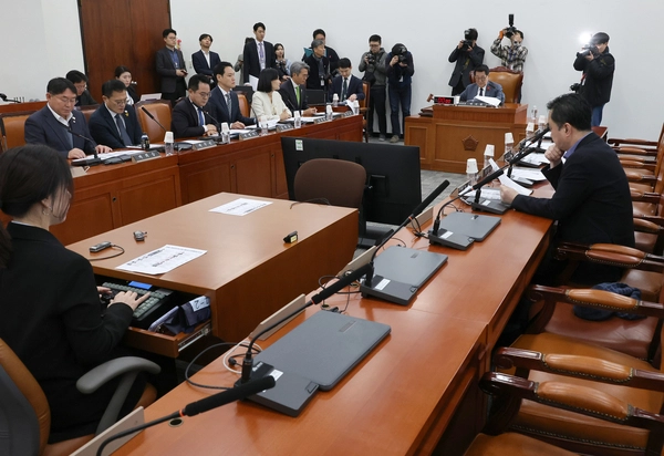 18일 오전 서울 여의도 국회에서 더불어민주당 등 야당 주도로 열린 헌법재판관 인사청문특별위원회에서 박지원 위원장이 의사봉을 두드리고 있다. 국민의힘은 국회 몫 헌법재판관 3명을 한덕수 대통령 권한대행 국무총리가 임명할 수 없다며 회의 불참을 선언했다. 2024.12.18 /연합뉴스
