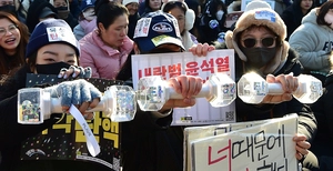 [이슈&스토리] 탄핵집회서 존재감… 광장문화 불 밝힌 청소년들