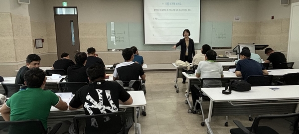 권숙진 한국어교육전공 학과장이 지난 7월 12일 화성시 소재 남경이엔지에 재직 중인 외국인근로자 13명을 대상으로 ‘외국인근로자를 위한 한국어교육’을 하고 있다. /국제사이버대 제공
