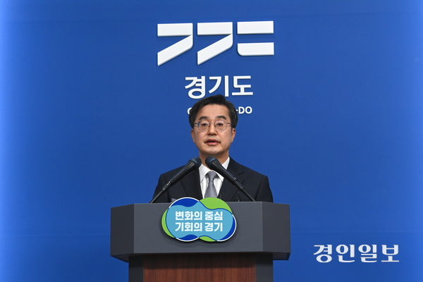 김동연 경기도지사가 19일 오전 경기도청 브리핑룸에서 경제 재건 제안을 위한 긴급 기자회견을 하고 있다. 2024.12.19 /최은성기자 ces7198@kyeongin.com