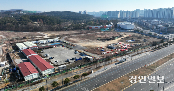 화성 동탄2신도시 진출을 노리는 대학병원이 고려대학교, 중앙대학교, 순천향대학교 등 3개 대학으로 집계됐다. LH는 내년 3월께 의료복합개발 우선 사업 협상대상자를 선정할 방침이다. 사진은 화성시 오산동 대학병원 예정부지. 2024.12.19 /임열수기자 pplys@kyeongin.com