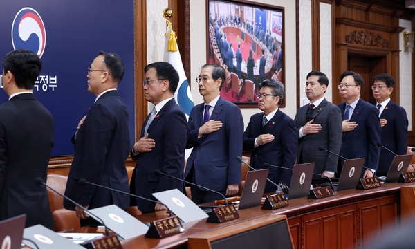 한덕수 대통령 권한대행 국무총리가 17일 서울 종로구 정부서울청사에서 열린 국무회의에서 국기에 경례하고 있다. 2024.12.17 /연합뉴스