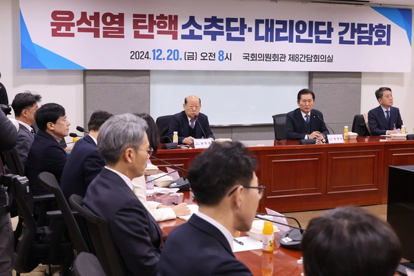 윤석열 대통령 탄핵심판 사건의 국회 측 소추 대리인단 공동대표를 맡은 송두환 전 국가인권위원장이 20일 오전 서울 여의도 국회 의원회관에서 열린 국회 탄핵소추단· 대리인단 간담회에서 발언하고 있다. 2024.12.20 /연합뉴스 제공