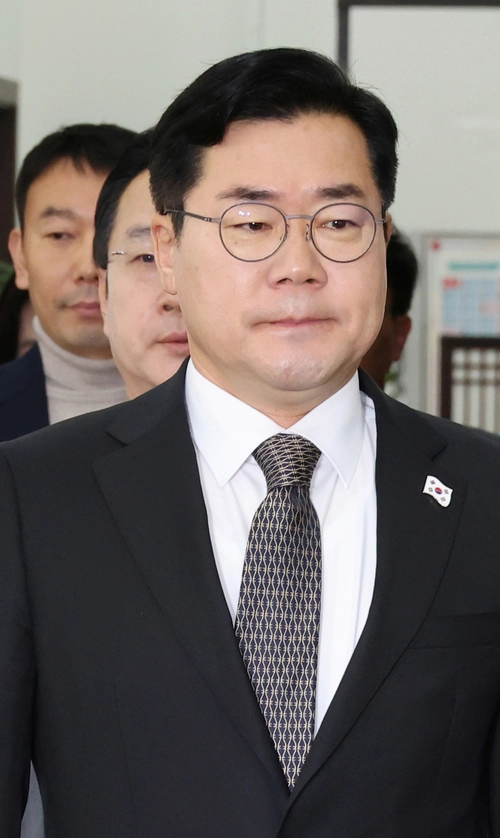 더불어민주당 박찬대 원내대표가 22일 오전 국회에서 각각 기자간담회를 열고 발언하기 위해 이동하고 있다. 2024.12.22 /연합뉴스