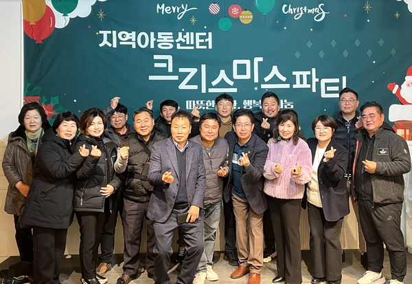 김포 손난로봉사단 회원들이 지역아동 크리스마스 행사 종료 후 기념촬영을 하고 있다. /봉사단 제공