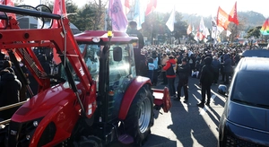 “윤석열 대통령 관저로” 농민들, 남태령서 밤샘 대치