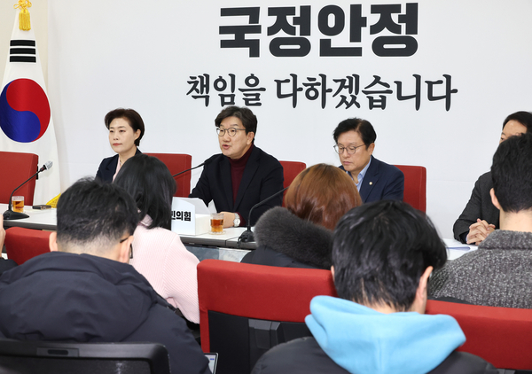 국민의힘 권성동 당 대표 권한대행 겸 원내대표(왼쪽 두번째)가 22일 오전 국회에서 열린 기자간담회에서 발언하고 있다. 2024.12.22 /연합뉴스