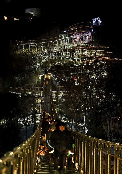 김포시가 애기봉평화생태공원에서 성탄트리 점등식을 개최한 가운데 방문객들이 트리 모양의 생태탐방로를 걷고 있다. 2024.12.21 /김포시 제공