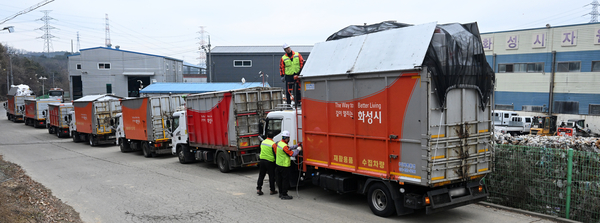 경기지역 지자체 청소대행업체들의 선정과정을 둘러싼 잡음이 끊이지 않으며 사회적 문제로 확대되고 있다. 지난 20일 오전 화성시 팔탄면 화성시자원화시설에 생활폐기물 수거 청소용역업체의 재활용품 수집차량들이 줄지어 대기하고 있다. 2024.12.20 /임열수기자 pplys@kyeongin.com