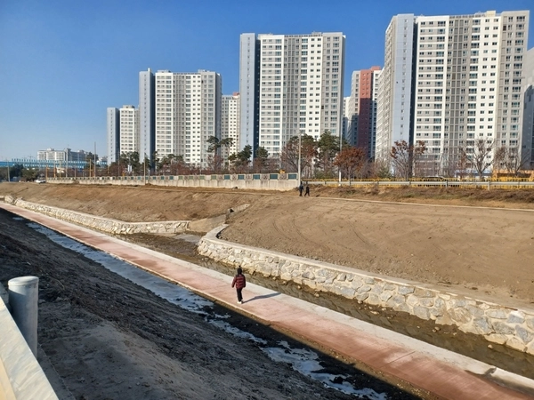 경기도가 정비한 삼미천 0.7㎞ 구간. 2024.12.23 /경기도 제공