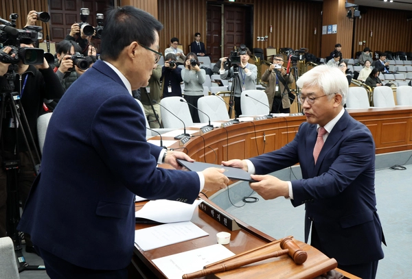 마은혁 헌법재판관 후보자가 23일 오전 서울 여의도 국회에서 열린 인사청문회에서 박지원 인사청문특위 위원장에게 선서문을 전달하고 있다. 2024.12.23 /연합뉴스