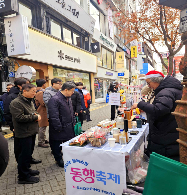 김성섭(왼쪽에서 두번째) 중소벤처기업부 차관이 지난 20일 인천 부평문화의거리 소상공인 우수제품 특별판매전에 참석했다. 2024.12.23 /인천중기청 제공