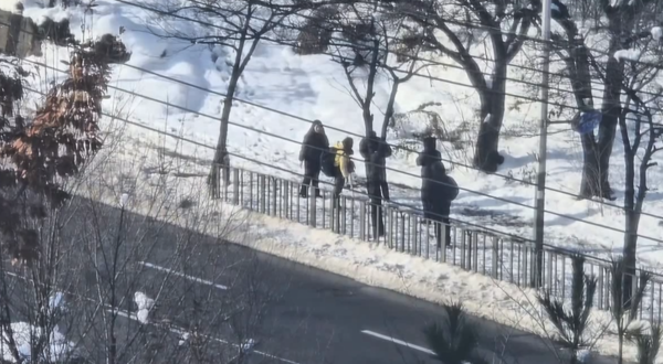 경기 안산시 한 야산에 묻혀있던 마약을 수거해 운반하려다 검거되는 대만인. 2024.12.23 /인천지검 제공