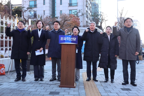 조국혁신당 탄핵추진위원회 소속 의원들이 18일 오전 서울 용산구 한남동 대통령 관저 앞에서 기자회견을 열고 있다. 왼쪽부터 조국혁신당 차규근, 백선희 의원, 황운하 원내대표, 김선민 당대표 권한대행, 서왕진 의원, 김재원 원내부대표, 신장식 원내대변인. 2024.12.18 /연합뉴스