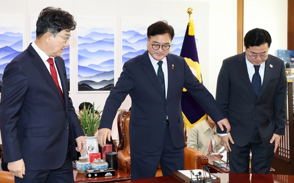 우원식 국회의장이 23일 오전 서울 여의도 국회에서 여야 원내대표들과 기념 촬영을 위해 손을 잡고 있다. 왼쪽부터 국민의힘 권성동 대표 권한대행 겸 원내대표, 우원식 국회의장, 더불어민주당 박찬대 원내대표. 2024.12.23 /공동취재