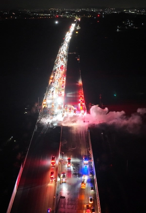 [포토] 유조차 화재로 마비된 평택 서해안고속도로