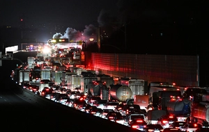 [포토] 유조차 화재로 멈춰선 평택 서해안고속도로