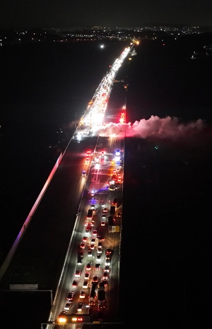 [포토] 유조차 화재 발생한 평택 서해안고속도로