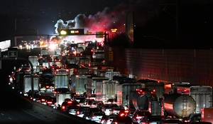 [포토] 유조차 화재로 마비된 서해안고속도로 서평택IC 인근