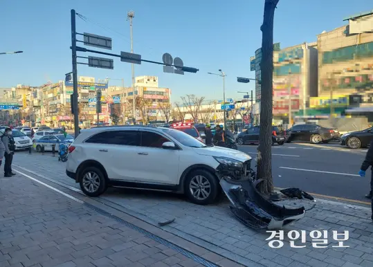 24일 안산시 상록구 본오동의 한 사거리에 위치한 횡단보도에서 사고가 나 고등학생 1명이 숨지고 2명이 다쳤다. 2024.12.24 /경기도소방재난본부 제공