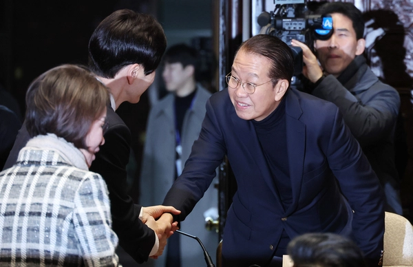 국민의힘 비상대책위원장에 내정된 권영세 의원이 24일 오전 서울 여의도 국회에서 열린 의원총회에 입장해 의원들과 인사하고 있다. 2024.12.24 /연합뉴스