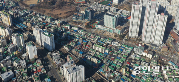 인천시는 23일 제물포역 북측 도화동 94-1번지 일원 ‘도심 공공주택 복합사업’에 대한 사업계획을 승인·고시하고, 2031년 입주를 목표로 본격적인 사업 추진에 나선다고 밝혔다. 사진은 이날 오전 인천시 미추홀구 제물포역 북측 ‘도심 공공주택 복합사업’ 예정부지 일대. 2024.12.23 /조재현기자 jhc@kyeongin.com