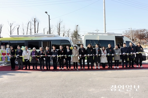 이천시가 지난 24일 마을주치의 ‘두드림 건강 온(ON)버스’ 개통식을 가져 마을별 찾아가는 건강 돌봄 서비스를 제공한다. 2024.12. 24 /이천시 제공