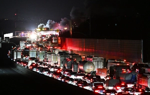 [포토] 서해안고속도로 유조차 화재… 성탄연휴 도내 곳곳 안타까운 사고