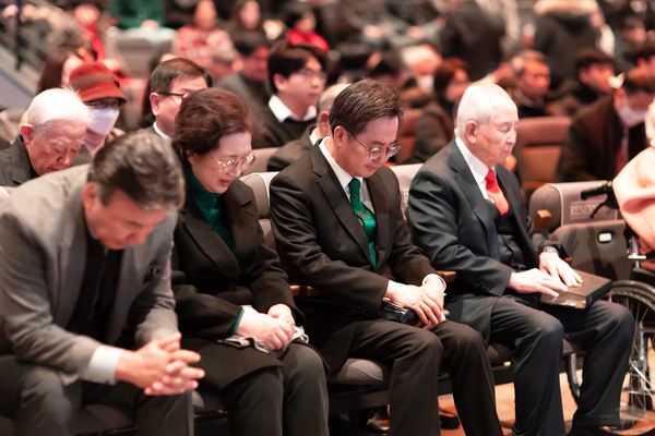 25일 오전 김동연 경기도지사, 정우영 배우자, 김장환 목사가 수원 원천침례교회에서 성탄 예배를 하고 있다. 2024.12.25 /경기도 제공